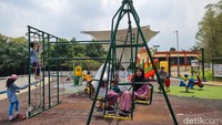 Taman Alun-Alun Kota Depok buka setiap hari pukul 06.00–18.00 WIB dan tutup setiap hari Senin.