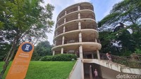 Tak hanya olahraga, taman ini juga cocok untuk piknik. Banyak tempat duduk teduh tersebar, lengkap dengan pemandangan sungai dan pohon rindang. Di ujung kawasan, berdiri menara pandang setinggi empat lantai. Dari puncaknya, pengunjung bisa melihat panorama hijau Kota Depok yang memukau.