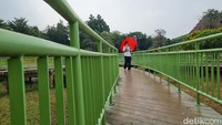 Keunggulan lain dari taman ini adalah fasilitas umum yang lengkap: musala, masjid, toilet bersih, serta keran air minum gratis di beberapa titik. Yang membuat suasana makin nyaman, area ini bebas asap rokok, dan keamanan dijaga petugas yang rutin berpatroli.