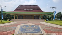 Saat memasuki gerbang utamanya di Jalan Boulevard Grand Depok City No. 25, pengunjung akan disambut tulisan besar “Taman Alun-Alun Kota Depok” dan sebuah padepokan megah yang ramai digunakan sebagai tempat bersantai oleh warga.