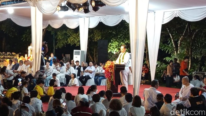 Menko Bidang Infrastruktur dan Pembangunan Kewilayahan Agus Harimurti Yudhoyono (AHY) saat menghadiri detik-detik Waisak di Candi Borobudur, Senin (12/5/2025).