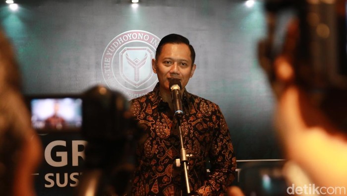 Menko Bidang Infrastruktur dan Pembangunan Kewilayahan Agus Harimurti Yudhoyono saat memberikan keterangan kepada wartawan di Hotel Marriott Yogyakarta, Senin (12/5/2025)