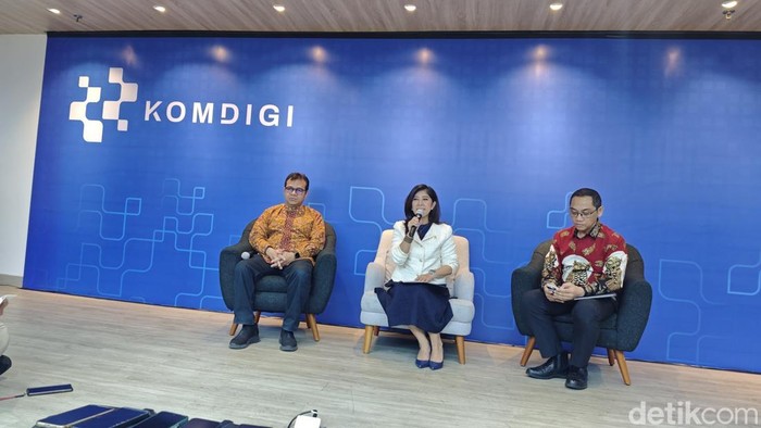 Menkomdigi Meutya Hafid (di tengah) bersama dengan Wamenkomdigi Nezar Patria (kiri) dan Dirjen Pengawasan Ruang Digital Komdigi Alexander Sabar (kanan)