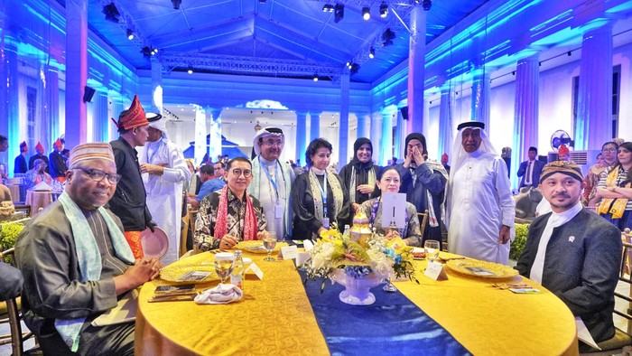 Menteri Kebudayaan RI, Fadli Zon menjamu para delegasi Konferensi ke-19 Parlemen Negara-Negara Islam (OKI) atau Parliamentary Union of the OIC Member States (PUIC) dalam resepsi budaya di Museum Nasional Indonesia, Jakarta pada Minggu (11/5/2025).
