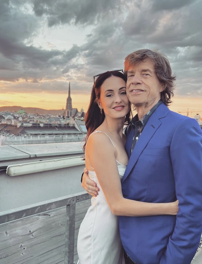 Kebersamaan Mick Jagger dan tunangannya, Melanie Hamrick kerap disebut bukan cinta biasa karena perbedaan usia mereka yang cukup jauh. Mick Jagger yang berusia 81 tahun menjalin hubungan dengan Melanie, berusia 37 sejak 2014.  Foto: dok. Instagram @melhamrick