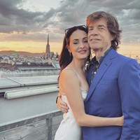 Kebersamaan Mick Jagger dan tunangannya, Melanie Hamrick kerap disebut bukan cinta biasa karena perbedaan usia mereka yang cukup jauh. Mick Jagger yang berusia 81 tahun menjalin hubungan dengan Melanie, berusia 37 sejak 2014.  Foto: dok. Instagram @melhamrick