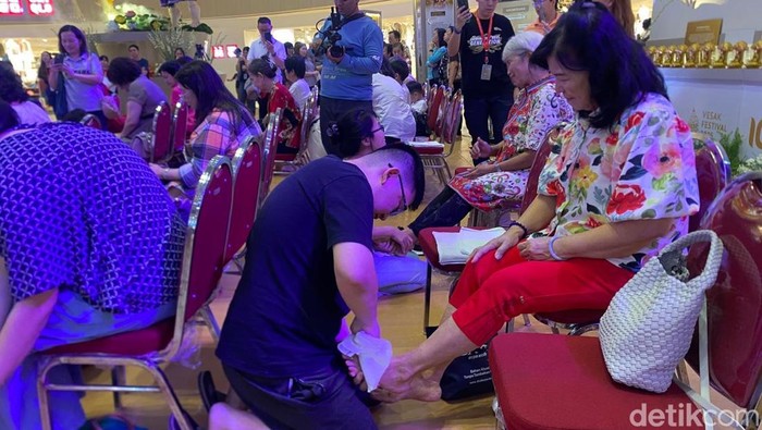 Momen anak membasuh kaki orang tua memperingati Hari Ibu Internasional yang bebarengan dengan Hari Raya Waisak