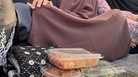 Wanita 32 tahun ini menjalani umrah sekitar pertengahan Maret 2025. Ia duduk di pelataran Masjid Nabawi sambil ditemani aneka camilan seperti gorengan dan kue basah. Foto: Instagram enzystoria