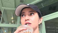 Kangen momen ke New York, Enzy ‘throwback’ dengan foto dirinya menikmati segelas minuman es kopi. Slurpp! Foto: Instagram enzystoria