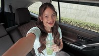 Menambah semangat di hari Senin, Enzy melengkapinya dengan minum es matcha. Ia pun melempar senyum lebar. Foto: Instagram enzystoria
