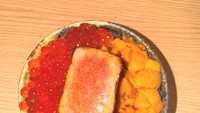 “Aku cinta Jepang dan semua makanannya,” tulis Enzy di keterangan foto. Salah satu yang dipesan adalah semangkuk nasi topping uni, tobiko, dan daging. Foto: Instagram enzystoria