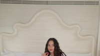 Begini pose cantik Enzy saat pemotretan di kasur. Ia ditemani aneka pastry dan buah berry. Foto: Instagram enzystoria