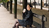 Ngopi di Paris, Enzy terlihat stylish dengan outfit serba hitam. Secangkir kopi tampaknya jadi teman yang pas untuk suasana di Paris. Foto: Instagram enzystoria