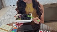 Dijamin puas! Enzy ngemil sekotak yogurt hitam dengan topping longan yang memuaskan. Foto: Instagram enzystoria