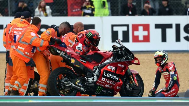 MotoGP - French Grand Prix - Bugatti Circuit, Le Mans, France - May 11, 2025 Ducati Lenovo Team's Francesco Bagnaia crashes during the MotoGP race REUTERS/Stephane Mahe