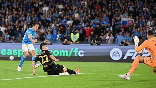 Soccer Football - Serie A - Napoli v Genoa - Stadio Diego Armando Maradona, Naples, Italy - May 11, 2025 Napolis Giacomo Raspadori scores their second goal REUTERS/Alberto Lingria