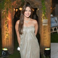 Nia memilih riasan wajah minimalis dengan kompleksi wajah glowy dan flawless serta pulasan lipsitk nude pink. Blush bernuansa peach membuat penampilannya tampak segar. Foto: Instagram/@ramadhaniabakrie