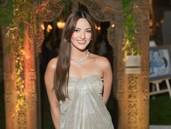 Most Pop: Nia Ramadhani Curi Atensi di Pernikahan Luna Maya, Glowing Maksimal