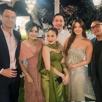 Aktris 35 tahun ini mengenakan tube dress silver dengan aksen drapery yang memberi kesan manis dan feminin. Foto: Instagram/@ramadhaniabakrie