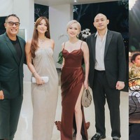 Nia melengkapi penampilanya dengan kalung model chandelier choker berhias berlian, serta clutch berwarna senada gaunnya. Foto: Instagram/@ramadhaniabakrie