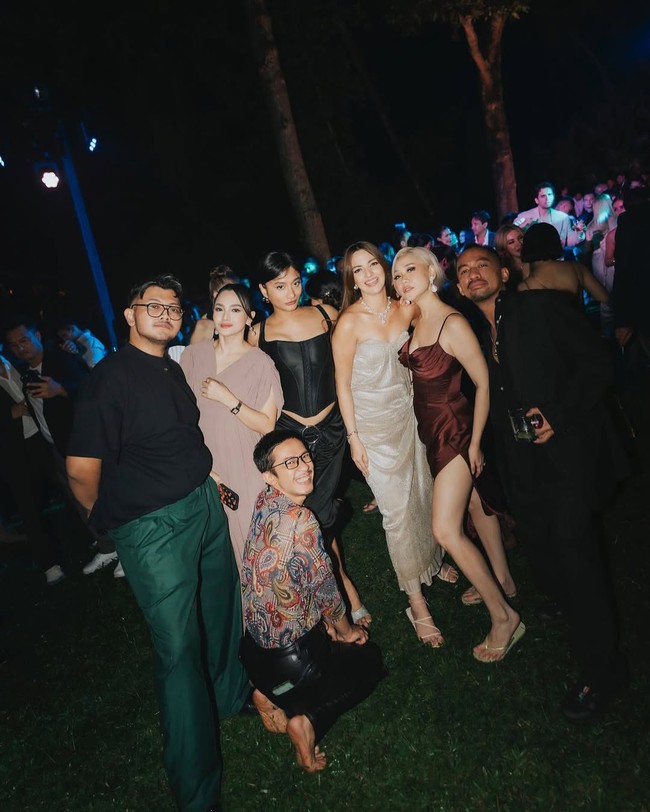 Sosok Nia Ramadhani menuai pujian dari banyak netizen. Tak sedikit yang memuji dirinya sanga cantik. “Ga ada lawan cantik banget,” puji salah satu pengguna Instagram. Foto: Instagram/@ramadhaniabakrie