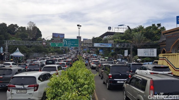 30 Ribu Kendaraan Melintas Jalur Puncak Bogor Siang Ini