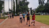 Desain kawasan ini mengusung konsep ruang terbuka tanpa sekat atau dinding, menciptakan tata letak yang lapang dan menyatu dengan alam. Aliran ruang yang bebas membuat pengunjung merasa lebih lega, sekaligus memaksimalkan pencahayaan alami—ideal untuk aktivitas fisik luar ruangan seperti jogging, yoga, senam pagi, hingga bersepeda santai.
