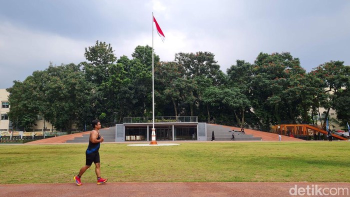 Warga Depok kini memiliki alternatif baru untuk berolahraga sekaligus menikmati ruang terbuka yang asri dan modern. Terletak strategis di jantung kota, Open Space Depok (DOS) menjadi magnet baru bagi masyarakat yang ingin menjaga kebugaran tubuh sambil bersantai di lingkungan terbuka.