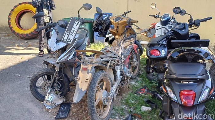 Kondisi sepeda motor milik penjual ikan yang rusak setelah bertabrakan dengan mobil pikap di Kabupaten Pangkep, Sulawesi Selatan (Sulsel).