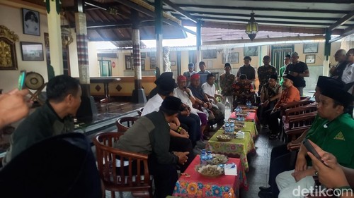 Panglingsir Puri Kanginan Anak Agung Ngurah Parwata Panji menerima kunjungan Ketua Umum GP Ansor H Addin Jauharuddin bersama rombongan, Senin (12/5/2025). (Foto: Made Wijaya Kusuma/detikBali)