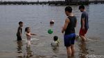 Pantai Ancol Diserbu Pengunjung Saat Libur Waisak