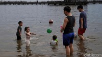 Untuk memastikan kenyamanan dan keamanan pengunjung, petugas keamanan dan tenaga medis dikerahkan di beberapa titik strategis. Ancol juga memperketat pengawasan kebersihan, mengingat tingginya volume pengunjung selama liburan kali ini.