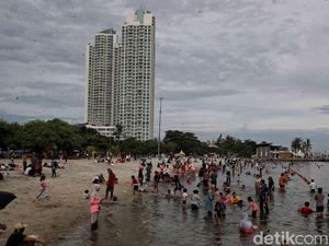 Pantai Ancol Diserbu Pengunjung Saat Libur Waisak