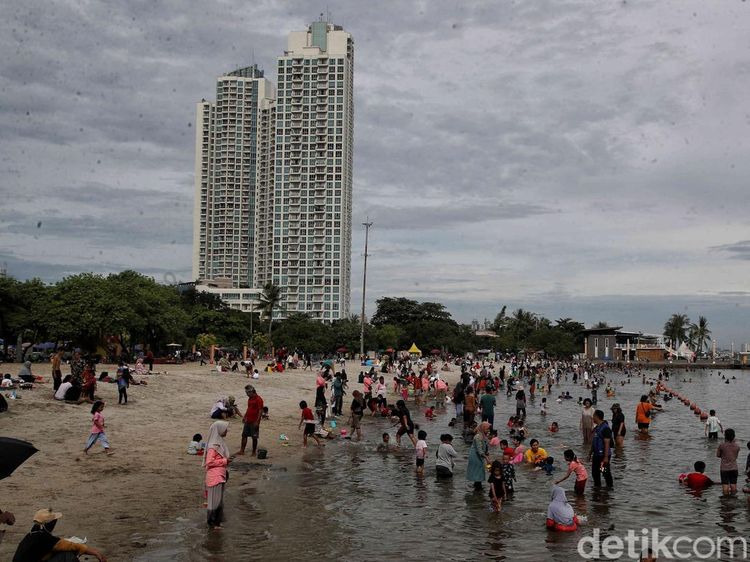 Pantai Ancol Diserbu Pengunjung Saat Libur Waisak