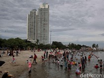 Pantai Ancol Diserbu Pengunjung Saat Libur Waisak