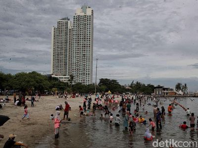 Pantai Ancol Diserbu Pengunjung Saat Libur Waisak
