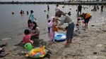 Pantai Ancol Diserbu Pengunjung Saat Libur Waisak