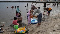 Sejak pagi hari, pantai sudah ramai pengunjung. Pihak pengelola Ancol mengonfirmasi adanya peningkatan jumlah pengunjung dibandingkan hari biasa.