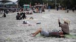 Pantai Ancol Diserbu Pengunjung Saat Libur Waisak