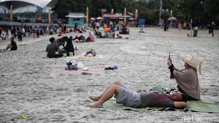 Pantai Ancol Diserbu Pengunjung Saat Libur Waisak Pengunjung menikmati suasana Pantai Ancol, Jakarta Utara, Senin (12/2025).