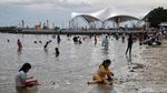 Pantai Ancol Diserbu Pengunjung Saat Libur Waisak