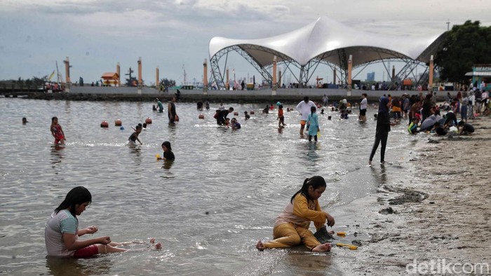 Pantai Ancol Diserbu Pengunjung Saat Libur Waisak Pengunjung menikmati suasana Pantai Ancol, Jakarta Utara, Senin (12/2025).