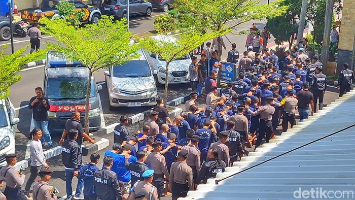 Para pelaku pengancaman, pemerasan, penganiayaan, hingga pencurian saat diamankan polisi.