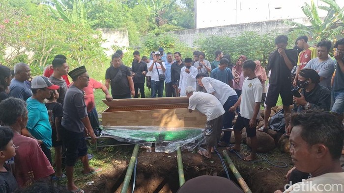 Pemakaman Rizal, TKI Asal Banyuwangi yang Tewas di Kamboja