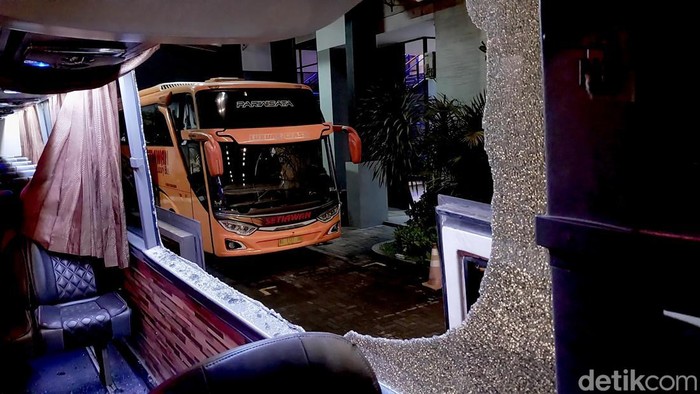 Penampakan Bus Persik Usai Dilempari Suporter di Kanjuruhan