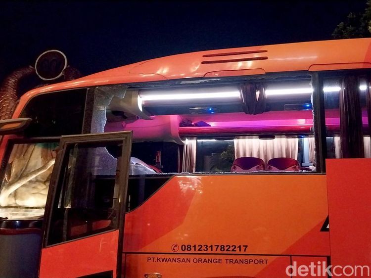 Penampakan Bus Persik Usai Dilempari Suporter di Kanjuruhan Malang