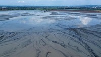 Foto udara asap keluar dari pusat semburan lumpur Lapindo di Porong, Sidoarjo, Jawa Timur, Senin (12/5/2025).