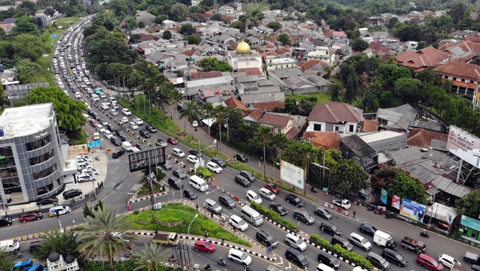 Antrean kendaraan menuju kawasan wisata,  Puncak, Gadog, Kabupaten Bogor, Jawa Barat, Senin (12/5/2025). Pada libur panjang Hari Raya Waisak, cuti bersama serta libur akhir pekan, kawasan wisata Puncak dipadati kendaraan wisatawan sehingga Satlantas Polres Bogor menerapkan rekayasa  arus lalu lintas sistem satu arah (one way) dari arah Jakarta menuju Puncak untuk mengurai kemacetan kendaraan. ANTARA FOTO/Yulius Satria Wijaya/YU