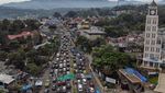 Penampakan Padatnya Lalin Puncak Bogor Saat Libur Waisak