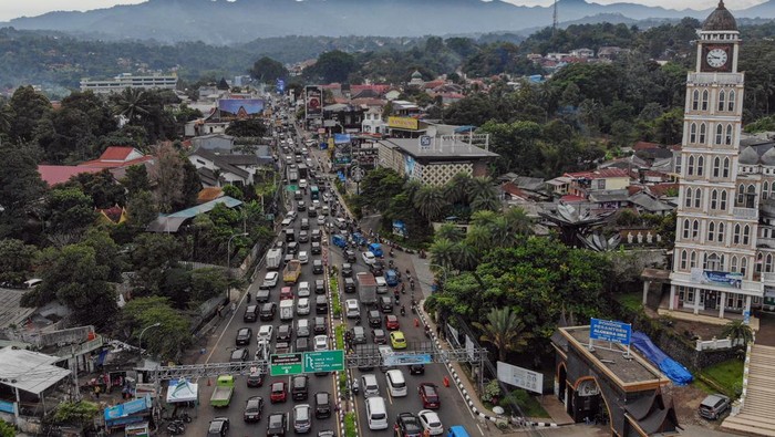 Penampakan Padatnya Lalin Puncak Bogor Saat Libur Waisak Antrean kendaraan menuju kawasan wisata, Puncak, Gadog, Kabupaten Bogor, Jawa Barat, Senin (12/5/2025). Pada libur panjang Hari Raya Waisak, cuti bersama serta libur akhir pekan, kawasan wisata Puncak dipadati kendaraan wisatawan sehingga Satlantas Polres Bogor menerapkan rekayasa arus lalu lintas sistem satu arah (one way) dari arah Jakarta menuju Puncak untuk mengurai kemacetan kendaraan. ANTARA FOTO/Yulius Satria Wijaya/YU